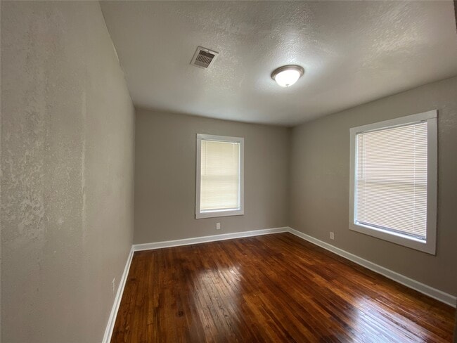 Building Photo - 1305 Zuber Dr