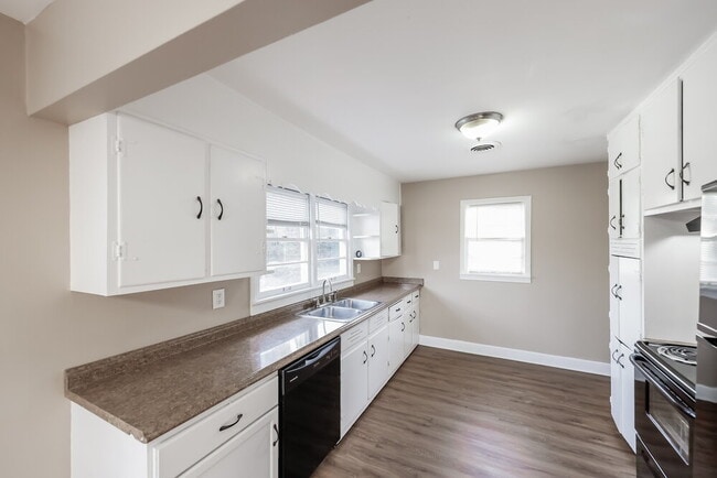 Building Photo - 2568 Forestdale Blvd