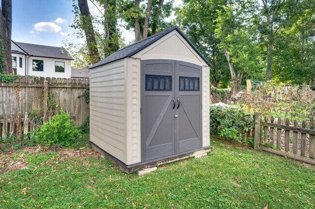 Building Photo - Beautifully Updated 3BR/1.5BA Home in Coveted Caldwell Hall!