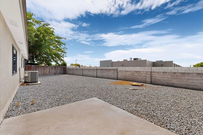 Building Photo - 7101 Cindy Dr NE