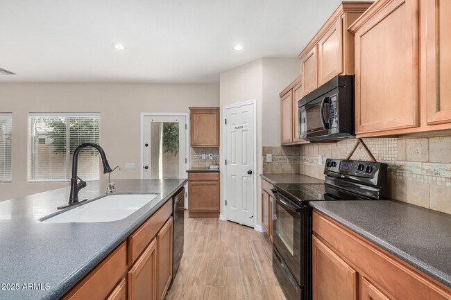 Building Photo - 11137 E Sonrisa Ave