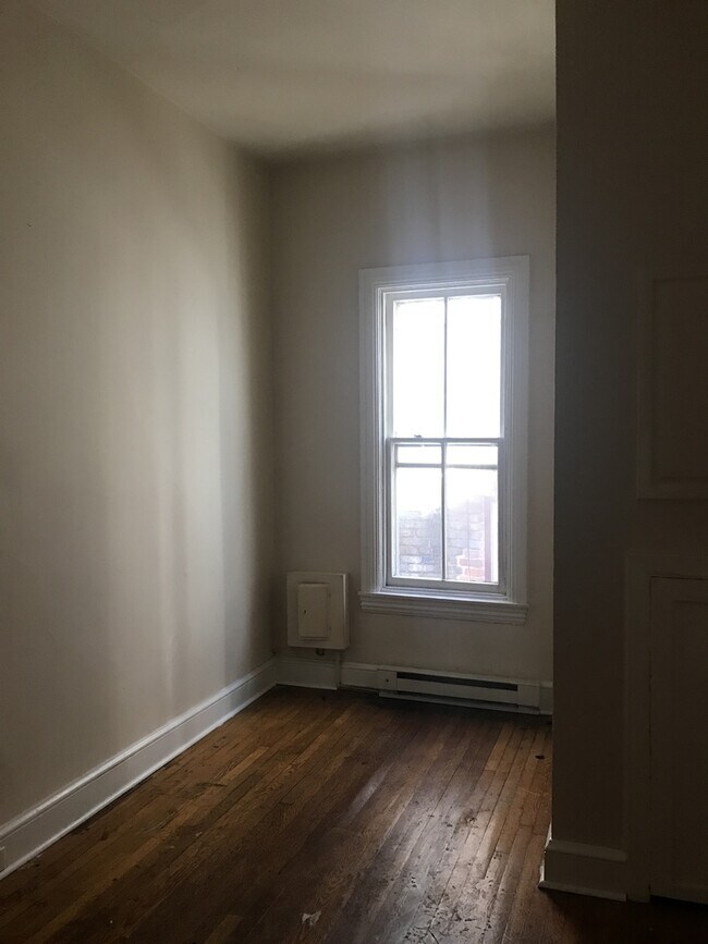 Building Photo - 122-122 N Hanover St