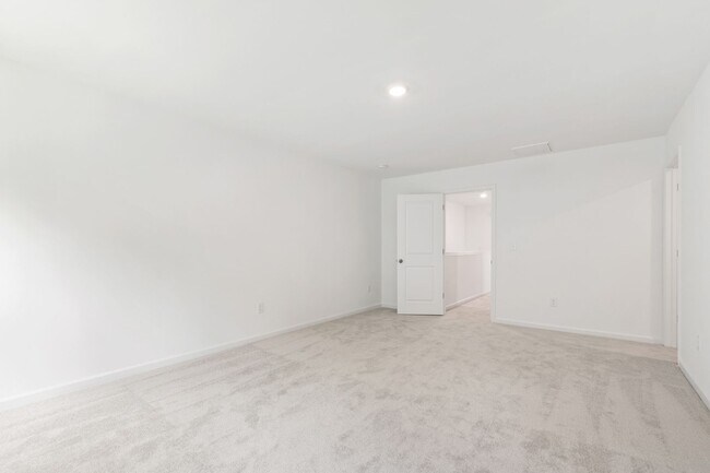 Building Photo - Updated 3BR Townhome with Pool and Spaciou...