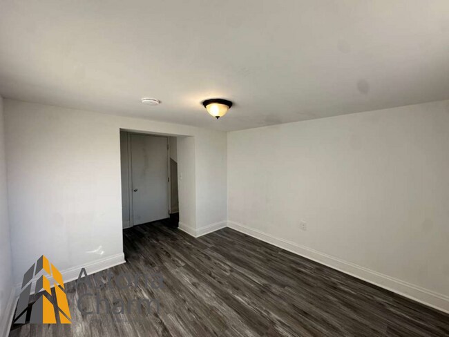 Building Photo - 3 Bedrooms Fenced Yard in a Desirable Neighborhood