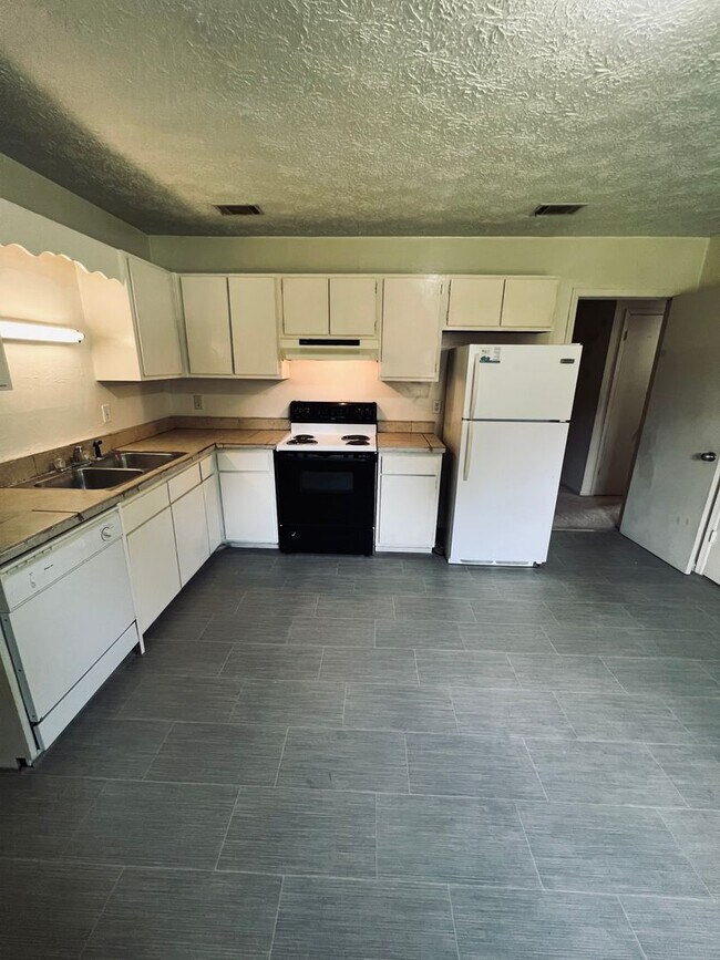 Building Photo - 929 Live Oak Dr