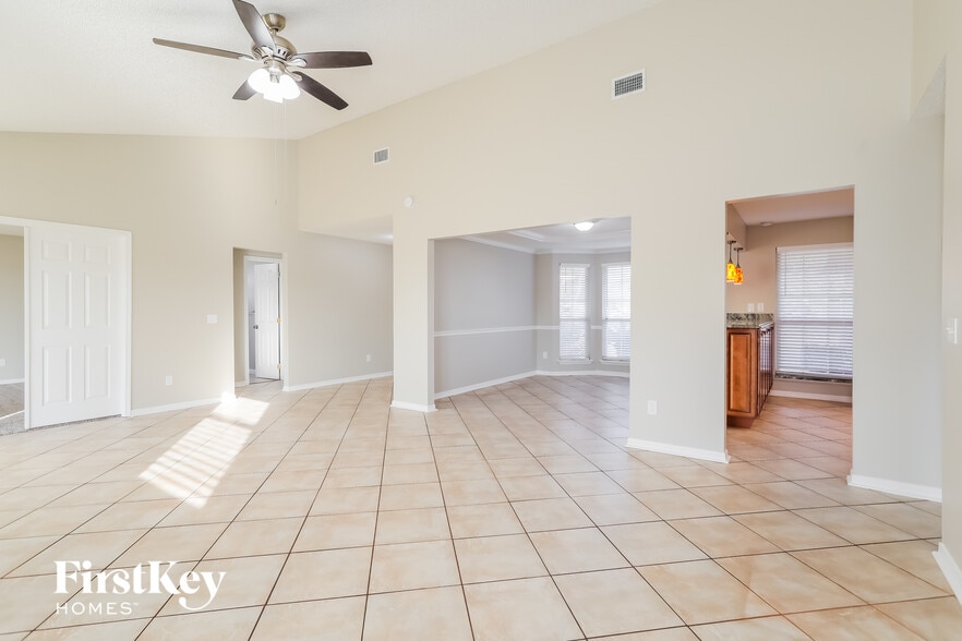 Building Photo - 8726 Bandera Cir S