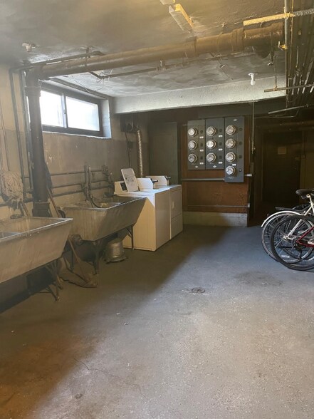 Building Photo - 1239 W Farwell Ave