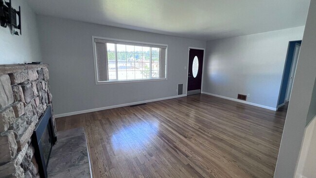Building Photo - Charming 2 Bed, 2 Bath Farm-Style Home in ...