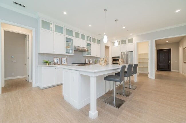 Building Photo - Fully Renovated 2 Bed, 2.5 Bath + Den Single Story Home Available NOW in Eastwood Village in Irvine!