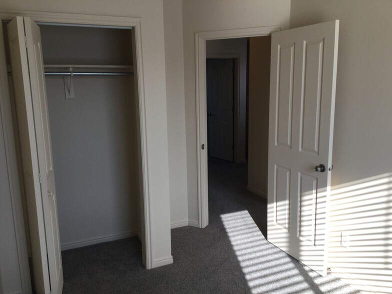 Building Photo - 479 Raven Way