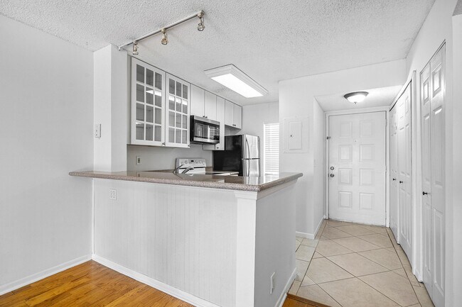 Building Photo - 2230 N Cypress Bend Dr