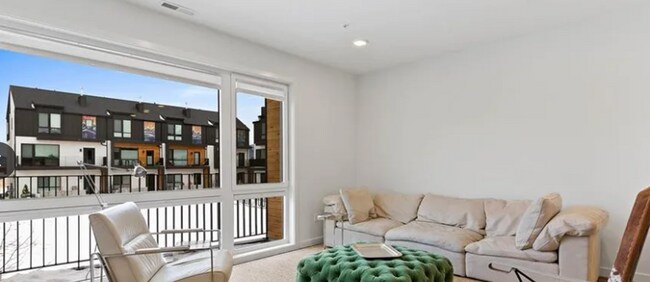 Building Photo - MODERN 3 BEDROOM 3 BATH NEAR CAMPUS