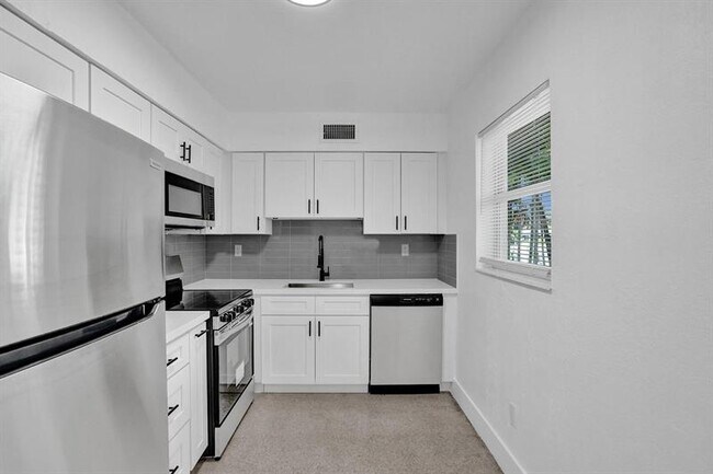 Building Photo - 1821 Middle River Dr