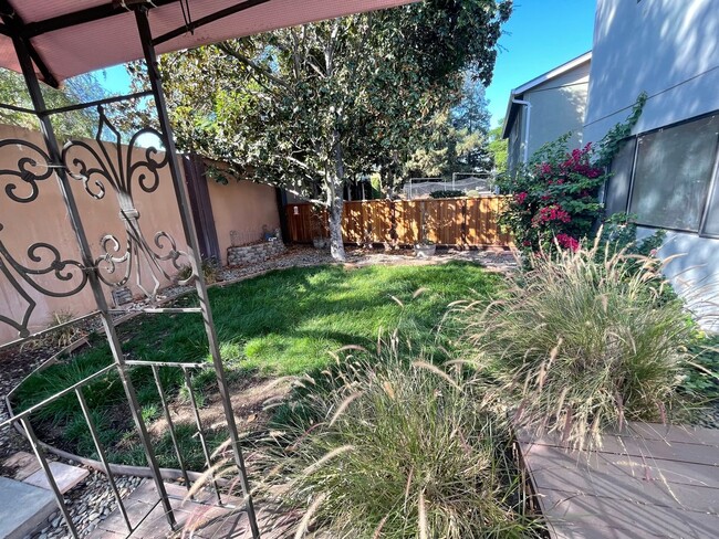 Building Photo - 5 bedroom Pet Friendly remodeled home in P...