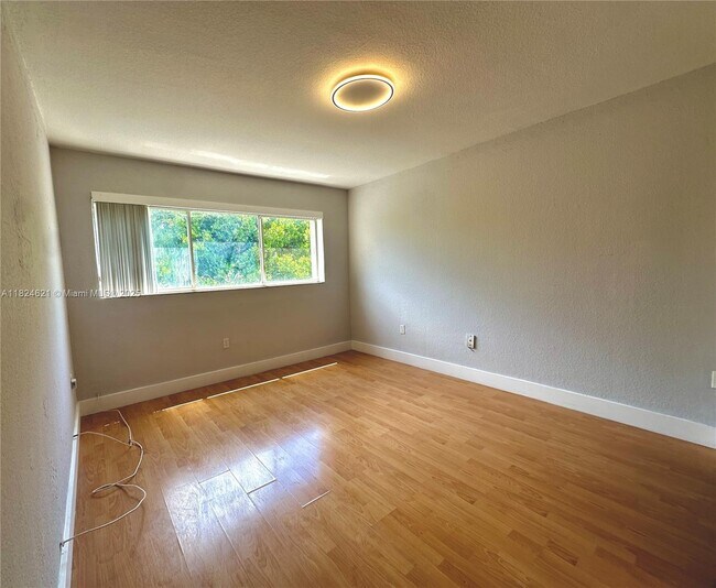 Building Photo - 7701 N Kendall Dr
