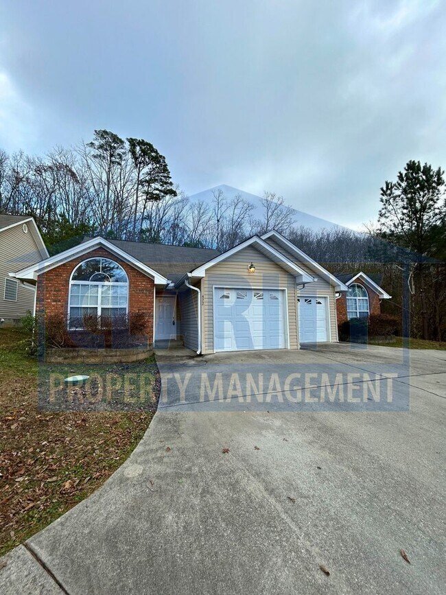 Building Photo - Single level, two bedroom townhome!