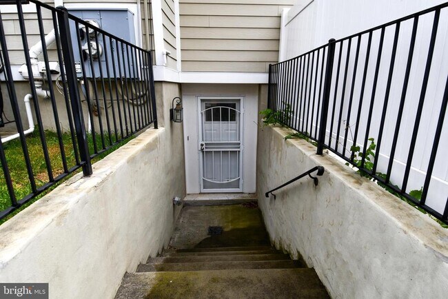 Building Photo - 901 Lawrence St NE