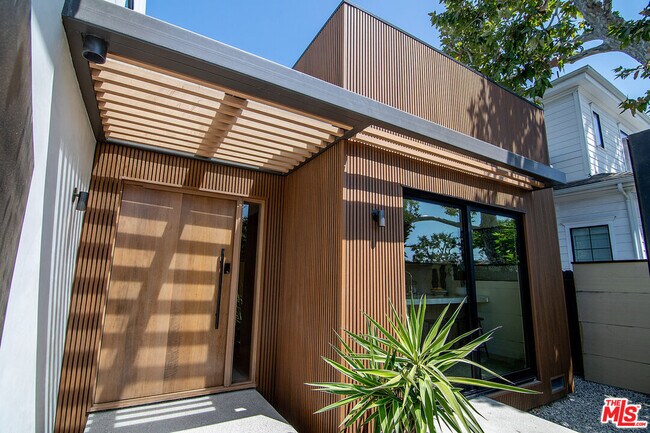 Building Photo - 10639 Cushdon Ave
