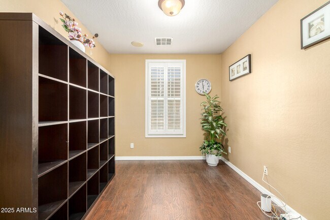 Building Photo - 6820 S 42nd Ln