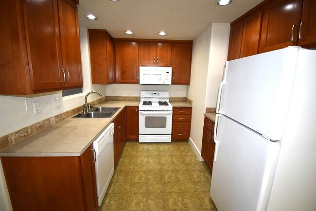Building Photo - 1-Bedroom in Gated Community!