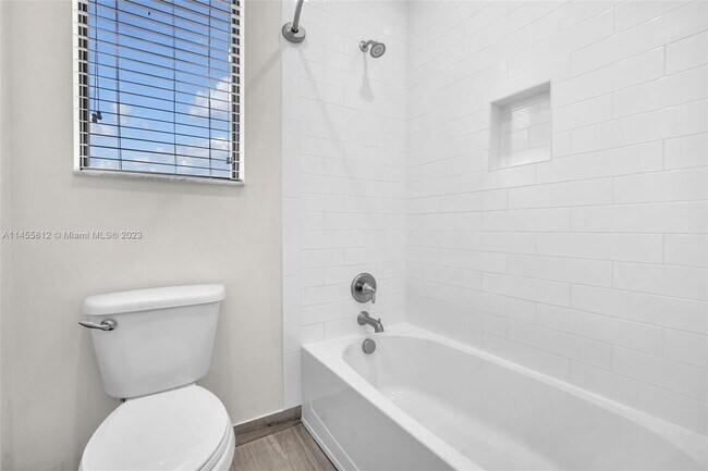 Building Photo - 855 SW 113th Ln