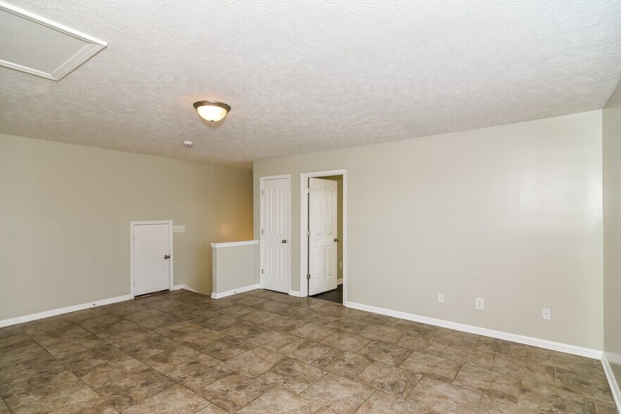 Building Photo - 176 Lyndhurst Dr