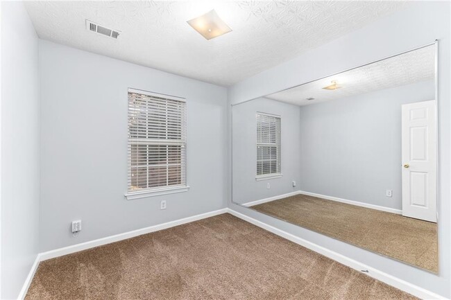 Building Photo - 400 Spring Head Dr SE