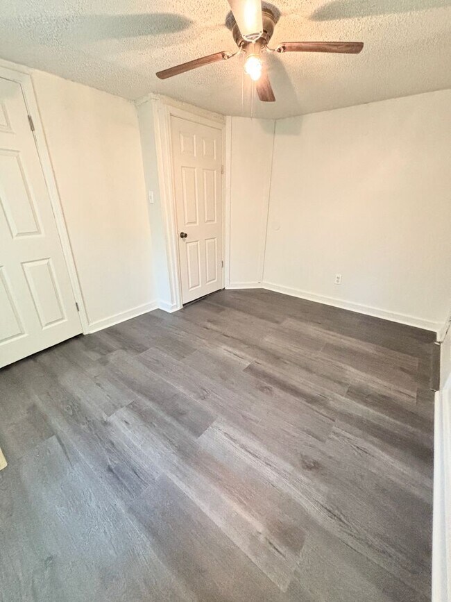 Building Photo - Midtown Cottage special