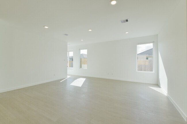 Building Photo - 5815 Linda Cv Ln