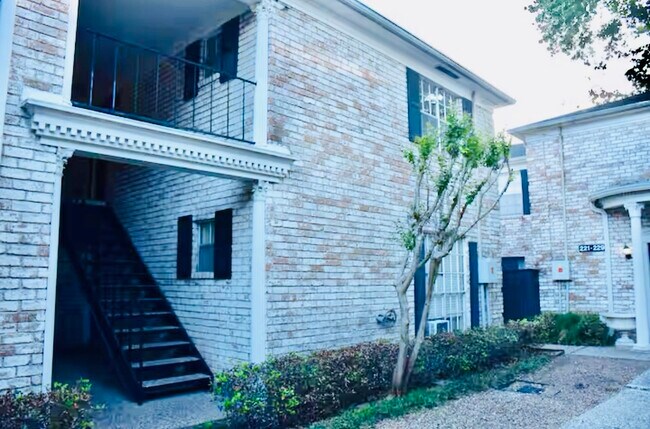 Building Photo - 7900 Westheimer Rd