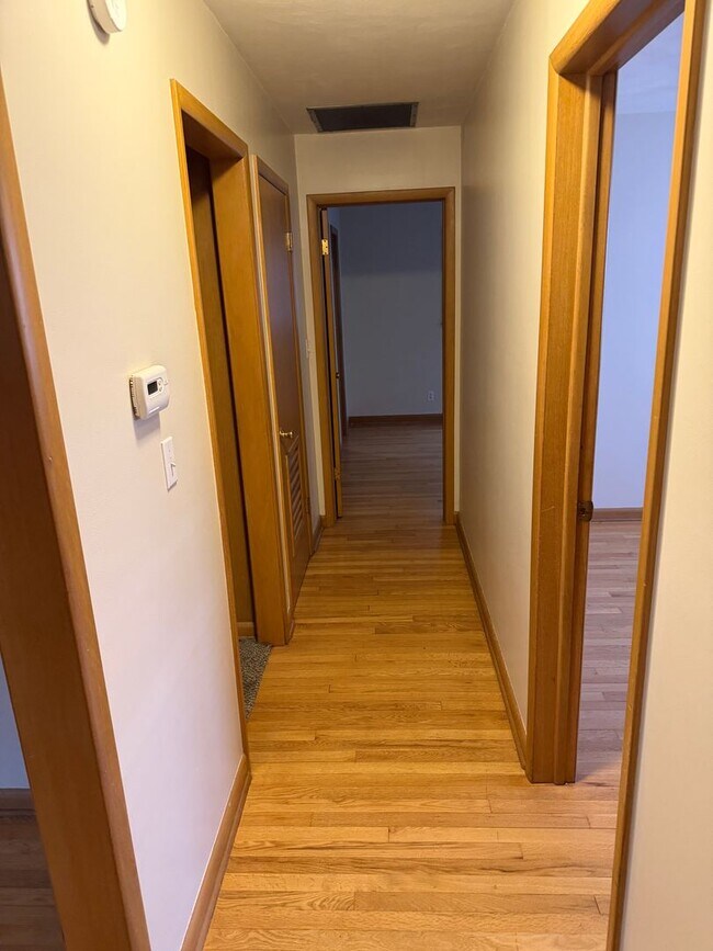 Building Photo - 3 bedroom, 2 bathroom, 2 car garage hom for rent