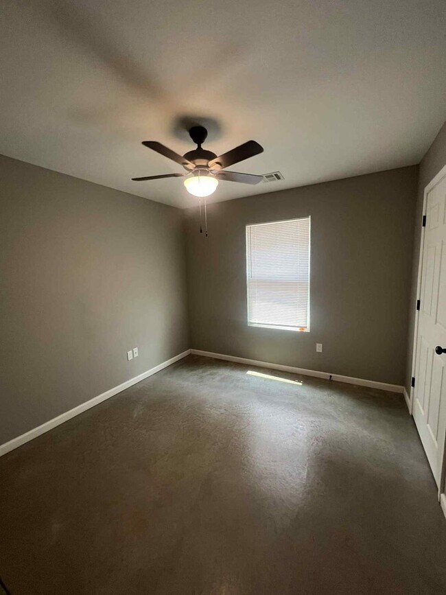 Building Photo - 206-208 N Wall Duplex