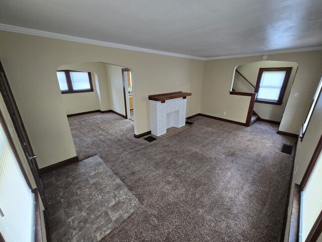 Building Photo - 3 Bedroom House