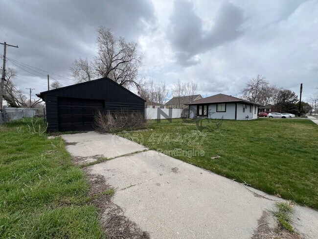 Building Photo - 578 Dexter St W