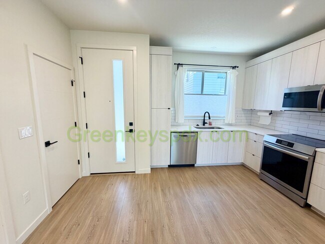 Building Photo - Newer 2-Bedroom, 1.5-Bathroom Townhome for Rent in SE Portland with Private Patio in Walkable Loc...