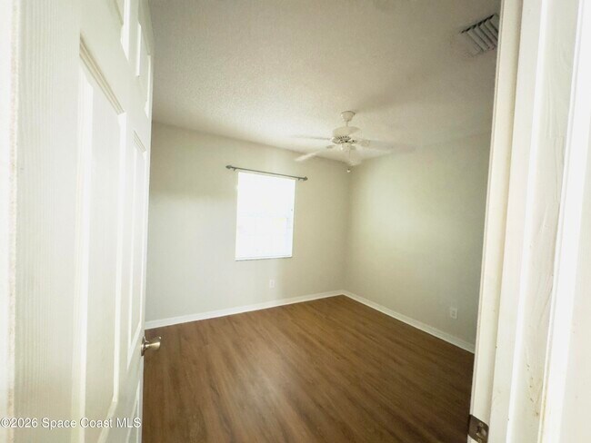 Building Photo - 858 Villa Dr