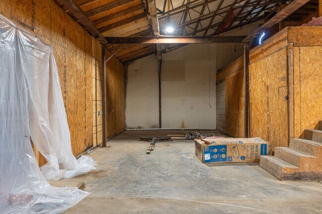 Building Photo - Country home equipped for on-site business!