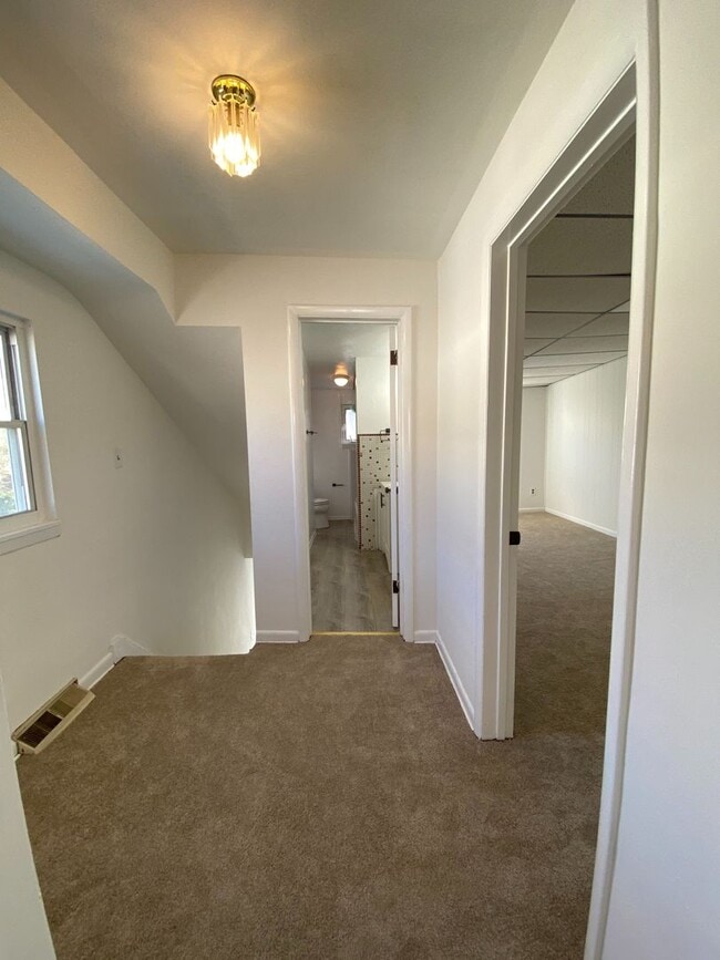 Building Photo - NEWLY RENOVATED 2 BEDROOM IN THE HEART OF ...