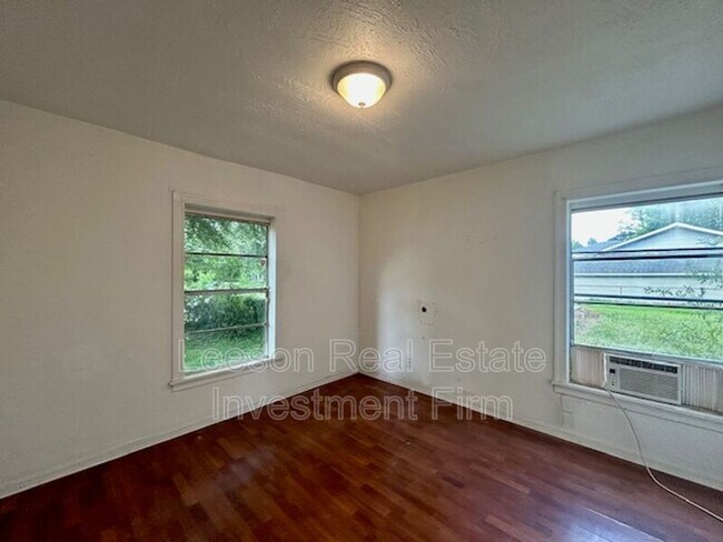 Building Photo - 734 W 74th St