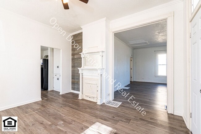 Building Photo - 603 N Van Buren St