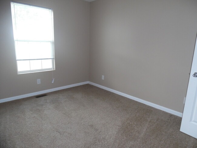 Building Photo - 4-bedroom, 2-bathroom home in a great Eastside Terre Haute location.