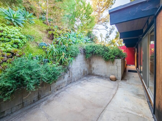 Building Photo - 1404 Oak Grove Dr