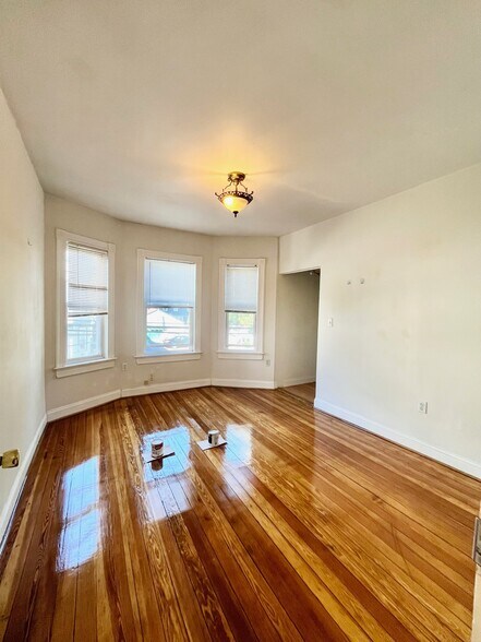 Primary Photo - 35 Adamson St
