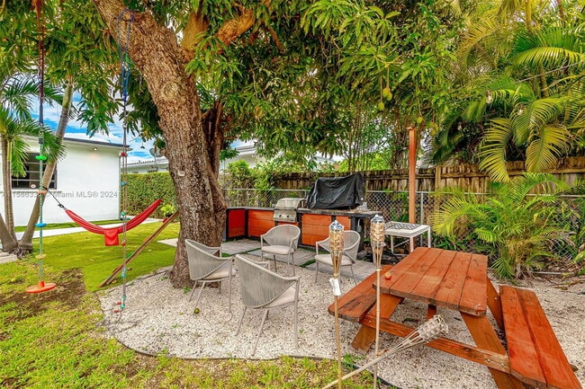Building Photo - Fairway Drive, Miami Beach, FL 33141 - 3 B...