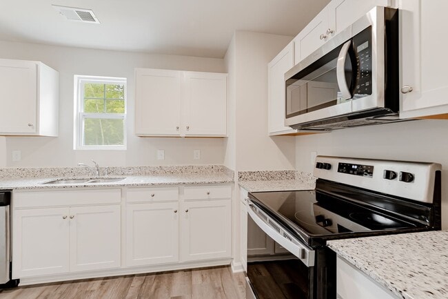 Building Photo - 5 bedroom Benjamin Floor Plan with a relax...