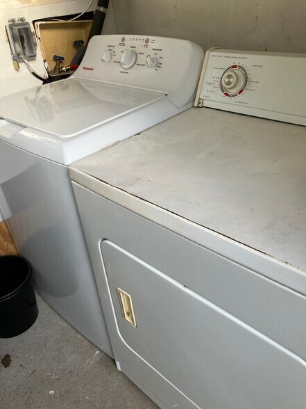 Building Photo - 18 Century St