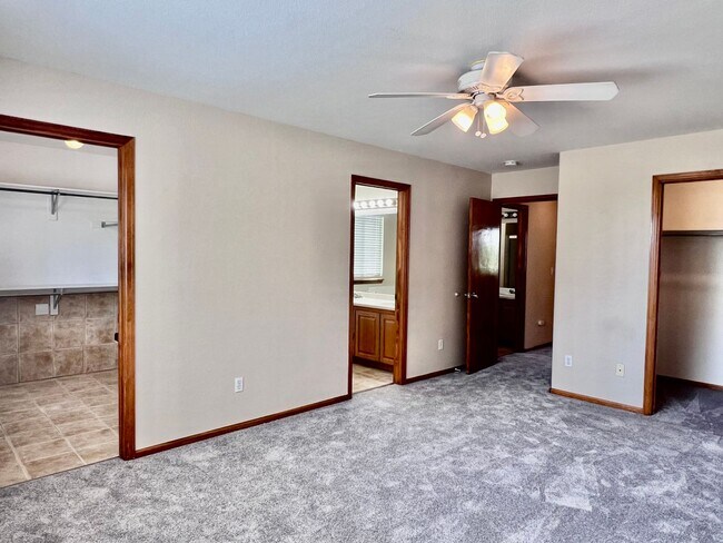Building Photo - Wonderful 5 Bed/4 Bath Home Located on Qui...