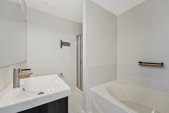 Building Photo - Monument Court E #201/Lee (CR/PPM)