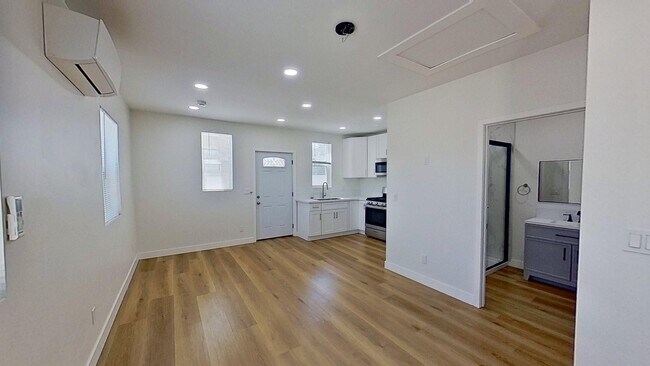 Building Photo - 5924 Whitewood Ave