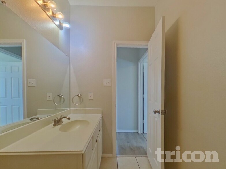 Building Photo - 3005 Glenrose Dr